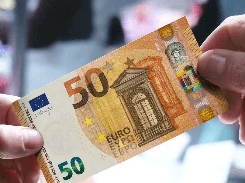 Hình ảnh mô tả các tờ tiền giấy Euro với màu sắc và mệnh giá khác nhau.