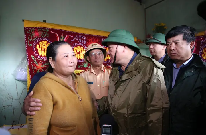 (chinhphu.vn) - Tiếp Tục Các Hoạt Động Thị Sát, Kiểm Tra, Chỉ Đạo Công Tác Ứng Phó, Khắc Phục Hậu Quả Mưa Lũ Tại Tỉnh Đắk Lắk, Sáng 22/11, Phó Thủ Tướng Thường Trực Chính Phủ Nguyễn Hòa Bình Đã Đến Thăm Hỏi, Tặng Quà Người Dân Bị Ảnh Hưởng Bởi Mưa Lũ Tại Xã Tuy An Tây Và Xã Đồng Xuân; Đồng Thời Thăm Hỏi, Động Viên Lực Lượng Vũ Trang (công An, Quân Đội) Đang Thực Hiện Nhiệm Vụ Cứu Hộ, Cứu Nạn, Hỗ Trợ Người Dân, Dọn Dẹp Môi Trường Trên Địa Bàn.