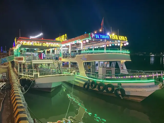 Du Thuyền Vinh Anh Đà Nẵng: Thoáng Đãng Ngoài Trời, Ngắm Cầu Rồng Phun Lửa Du Thuyền Vinh Anh Đà Nẵng: Thoáng Đãng Ngoài Trời, Ngắm Cầu Rồng Phun Lửa
