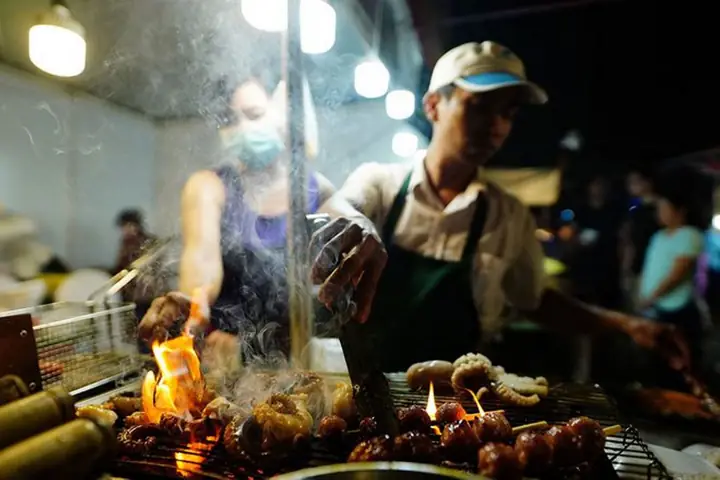 Sinh Viên Học Viện Tài Chính Cẩn Trọng Với Sức Hấp Dẫn Của Thức Ăn Đường Phố