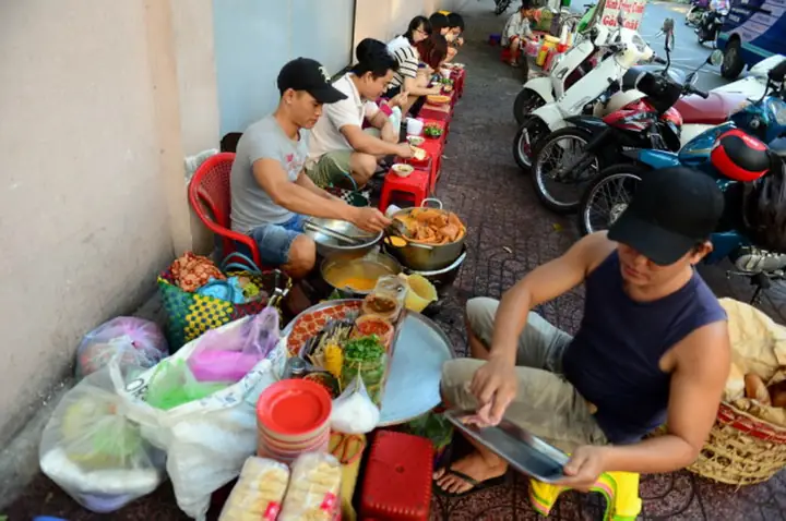 Sinh Viên Học Viện Tài Chính Cẩn Trọng Với Sức Hấp Dẫn Của Thức Ăn Đường Phố