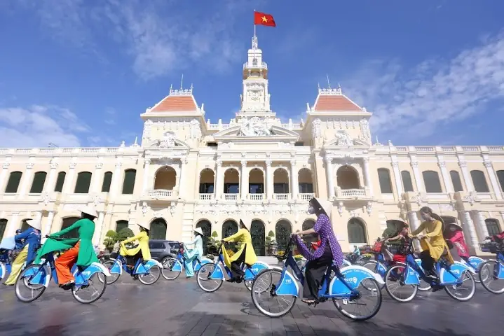 Áo Dài Thành Phố Hồ Chí Minh: Hồn Việt Giữa Lòng Đô Thị Sống Động