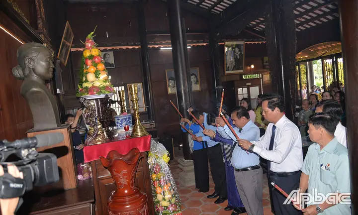Lãnh Đạo Trung Ương Hội Liên Hiệp Phụ Nữ Việt Nam Và Tỉnh Tiền Giang Dâng Hương Đồng Chí Nguyễn Thị Thập. Lãnh Đạo Trung Ương Hội Liên Hiệp Phụ Nữ Việt Nam Và Tỉnh Tiền Giang Dâng Hương Đồng Chí Nguyễn Thị Thập.