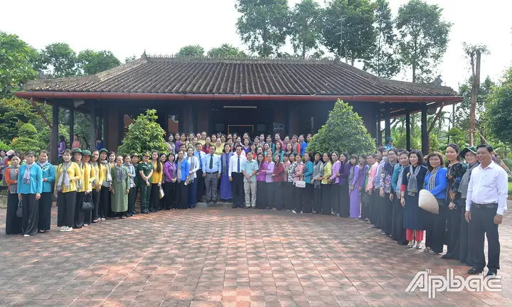 Đại Biểu Chụp Ảnh Lưu Niệm Trước Nhà Thờ Đồng Chí Nguyễn Thị Thập. Đại Biểu Chụp Ảnh Lưu Niệm Trước Nhà Thờ Đồng Chí Nguyễn Thị Thập.