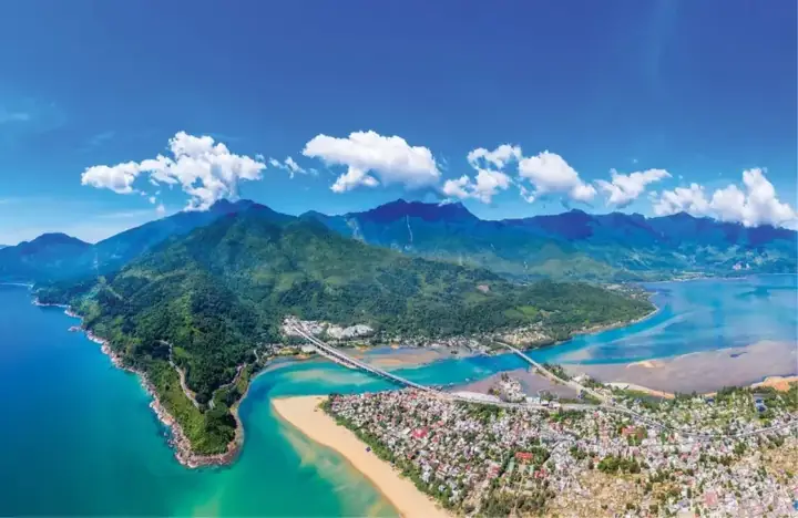 Biển Lăng Cô - Top Bãi Biển Đẹp Nhất Ở Huế Không Thể Bỏ Lỡ
