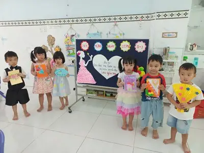 Lớp Chồi 2- Hình Ảnh Bé Làm Quà Tặng Mẹ Ngày 8-3