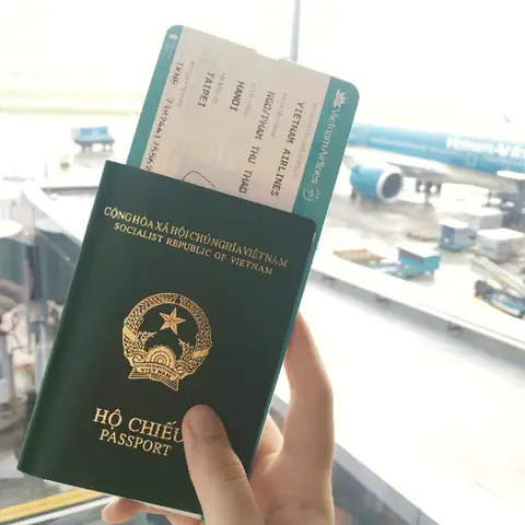 Hành Khách Trên 14 Tuổi Không Có Bằng Lái Phải Làm Sao?