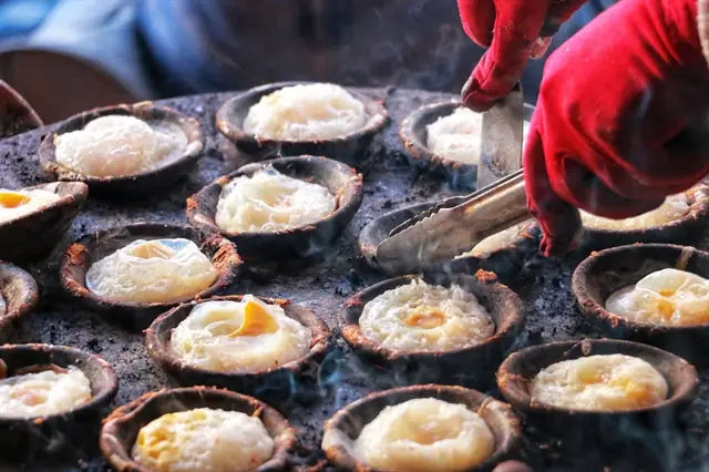 Đà Lạt's Bánh Căn: Creamy Goodness