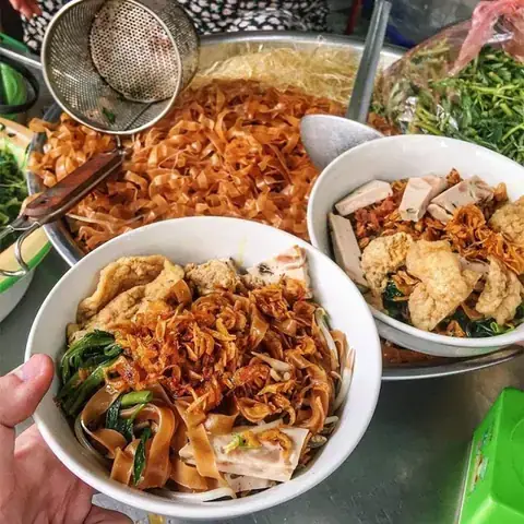 So Sánh Bánh Đa Trộn Với Các Món Ăn Đường Phố Khác Và Lý Do Nên Thử