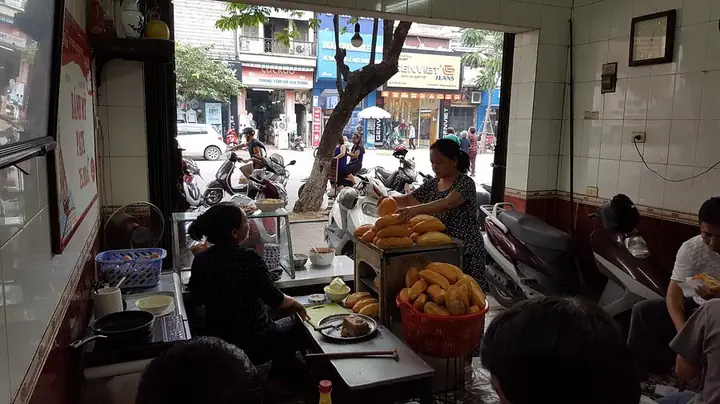 Bánh Mì Pate 118 Phố Huế: Địa Chỉ Quen Thuộc Của Người Sành Ăn