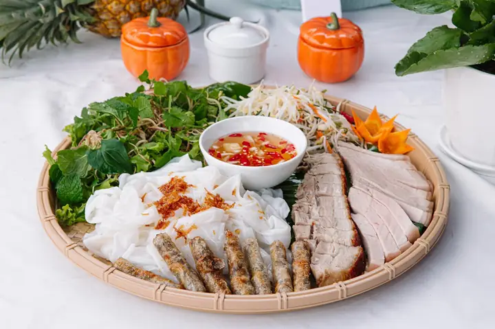 Mì Quảng Bà Mua – Quán Bánh Ướt Heo Quay Đà Nẵng Ăn Cực Cuốn
