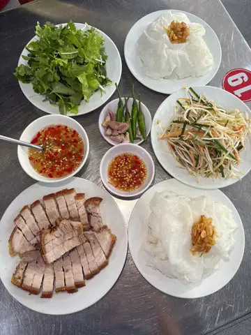 Sự Kết Hợp Hoàn Hảo Giữa Bánh Ướt Mềm Mịn Và Heo Quay Giòn Tan