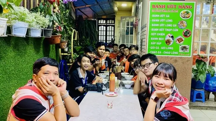 Cách Phục Vụ Và Không Gian Của Quán Bánh Ướt Lòng Gà Hằng Đà Lạt