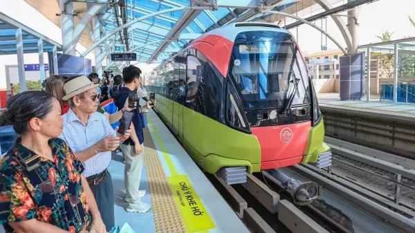 Hà Nội: Xe Buýt, Tàu Điện Trên Cao Phục Vụ Nhân Dân Đi Lại Xuyên Tết ...