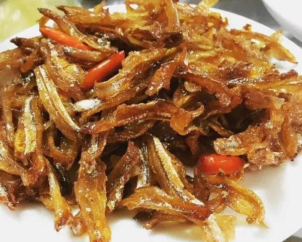 Bước 3: Chiên Cá Và Rim Với Sốt Chua Ngọt