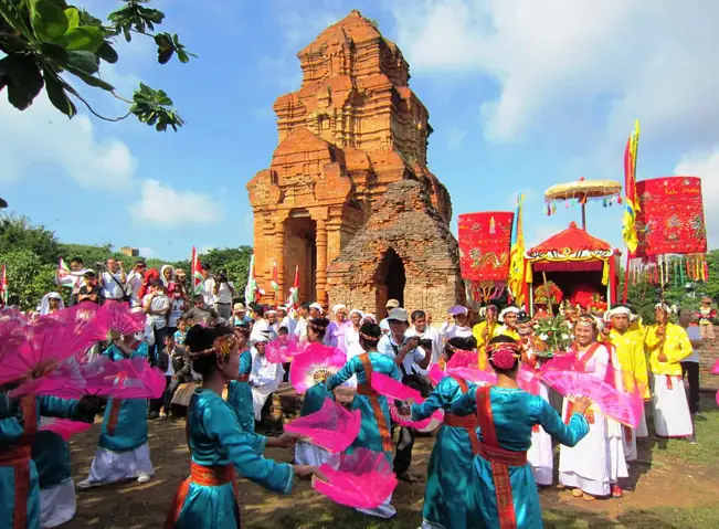 Lễ Hội Tháp Bà Pônagar