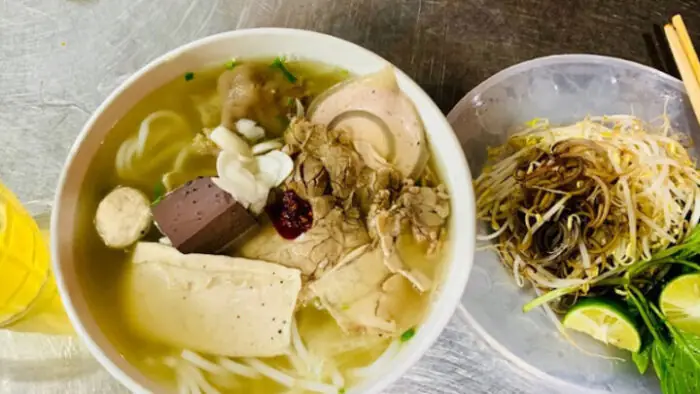 Bún Bò Huế O Uông: Vị Huế Giữa Lòng Hà Nội Bún Bò Huế O Uông: Vị Huế Giữa Lòng Hà Nội
