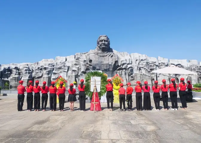Viếng Thăm Những Tượng Đài Nổi Tiếng Ở Việt Nam Ghi Công Những ...