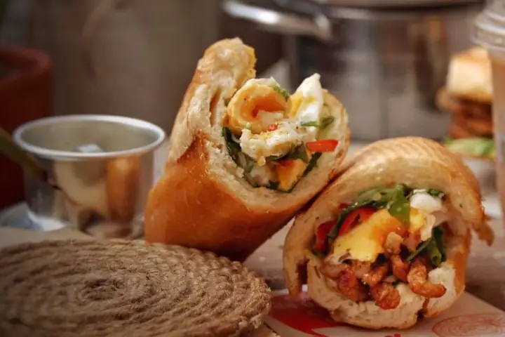 Bước 4. Làm Bánh Mì Chả Cá Trứng Ốp La Bước 4. Làm Bánh Mì Chả Cá Trứng Ốp La