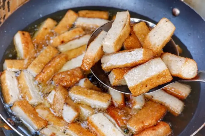 Bước 2. Chiên Chả Cá Vàng Giòn Bước 2. Chiên Chả Cá Vàng Giòn