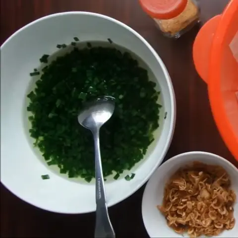 Phi Hành Tím Giòn Rụm Và Làm Mỡ Hành Thơm Lừng Phi Hành Tím Giòn Rụm Và Làm Mỡ Hành Thơm Lừng