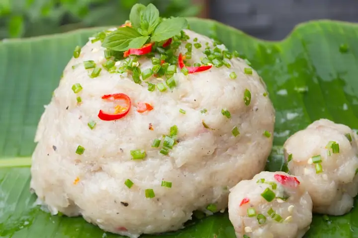 Bước 2: Rút Xương Và Nạo Nhuyễn Thịt Cá