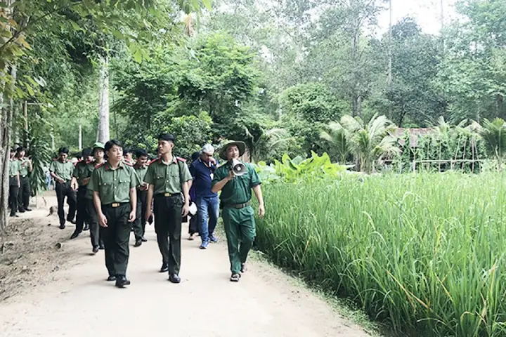 Địa Đạo Củ Chi: Những Đường Hầm Tối Rực Cháy Niềm Tin Tuổi Trẻ Địa Đạo Củ Chi: Những Đường Hầm Tối Rực Cháy Niềm Tin Tuổi Trẻ
