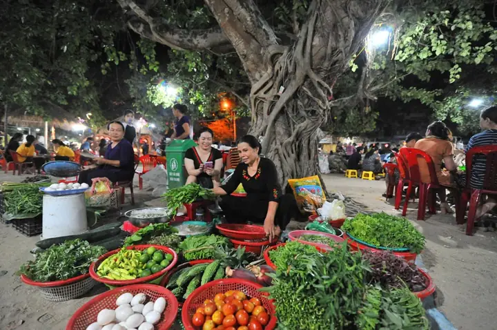 Nhằm Khai Thác Thế Mạnh Về Di Tích, Tạo Ra Những Sản Phẩm Du Lịch Mang Đậm Dấu Ấn Địa Phương Và Đẩy Mạnh Phát Triển Du Lịch Cộng Đồng, Ubnd Xã Thủy Thanh, Thị Xã Hương Thủy, Tỉnh Thừa Thiên Huế Vừa Có Kế Hoạch Tổ Chức Phiên Chợ Đêm Hàng Tuần Vào Các Ngày Thứ Sáu, Thứ Bảy, Chủ Nhật Tại Cầu Ngói Thanh Toàn, Cách Trung Tâm Thành Phố Huế Khoảng 6km. Nhằm Khai Thác Thế Mạnh Về Di Tích, Tạo Ra Những Sản Phẩm Du Lịch Mang Đậm Dấu Ấn Địa Phương Và Đẩy Mạnh Phát Triển Du Lịch Cộng Đồng, Ubnd Xã Thủy Thanh, Thị Xã Hương Thủy, Tỉnh Thừa Thiên Huế Vừa Có Kế Hoạch Tổ Chức Phiên Chợ Đêm Hàng Tuần Vào Các Ngày Thứ Sáu, Thứ Bảy, Chủ Nhật Tại Cầu Ngói Thanh Toàn, Cách Trung Tâm Thành Phố Huế Khoảng 6km.