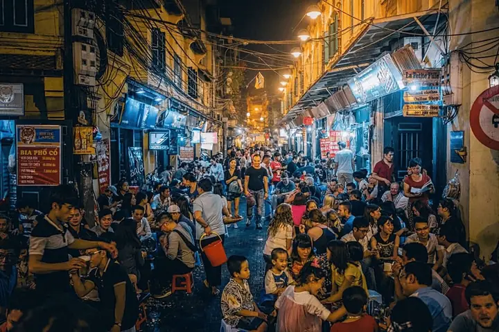 Khu Vực Phố Đi Bộ Và Chợ Đêm Phố Cổ Hà Nội Luôn Có Sức Hút Lớn Với Người Dân Và Du Khách. Cùng Bạn Bè, Người Thân Tản Bộ Cuối Tuần Ở Đây, Thưởng Thức Những Món Ăn Ngon, Hòa Mình Vào Những Màn Trình Diễn Đặc Sắc Sẽ Giúp Du Khách Thư Giãn Và Nạp Đầy Năng Lượng Cho Một Tuần Hiệu Quả Sắp Tới.