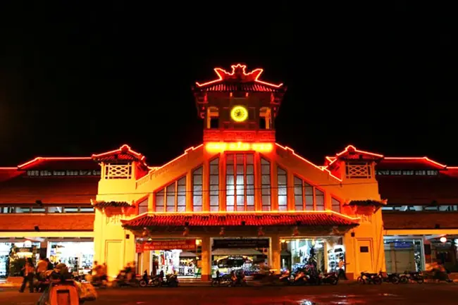 Chợ Đêm Tây Đô Không Chỉ Được Xem Là Trung Tâm Buôn Bán Lớn Của Các Tỉnh Nam Bộ Mà Còn Là Địa Điểmdu Lịchmang Nhiều Nét Đặc Trưng Nổi Bật Của Miền Tây Sông Nước.