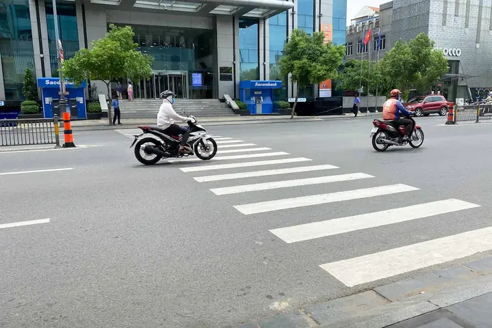 Phương Tiện Di Chuyển Đến Phố Đi Bộ Nguyễn Huệ Để Tham Quan Đường Hoa Nguyễn Huệ Tết Ất Tỵ 2025