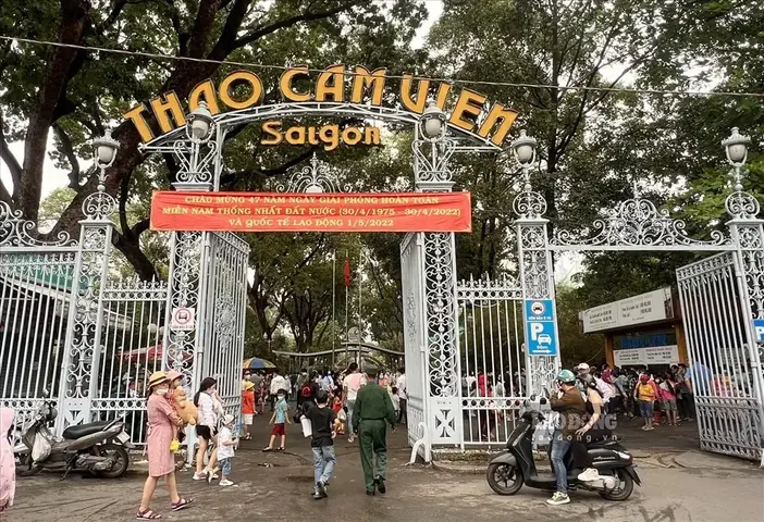 Thảo Cầm Viên - Khu Vui Chơi Gia Đình Ở Sài Gòn Ban Ngày