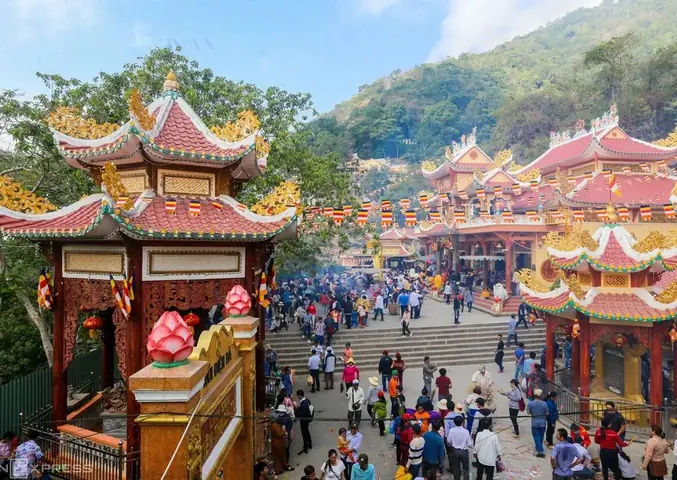 Du Khách Chiêm Bái Chùa Tây Ninh