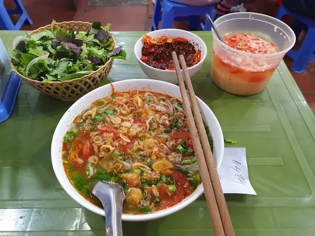 Bún Riêu Cô Hoàn Hàng Lược: Ẩn Mình Trong Ngõ Nhỏ Bún Riêu Cô Hoàn Hàng Lược: Ẩn Mình Trong Ngõ Nhỏ