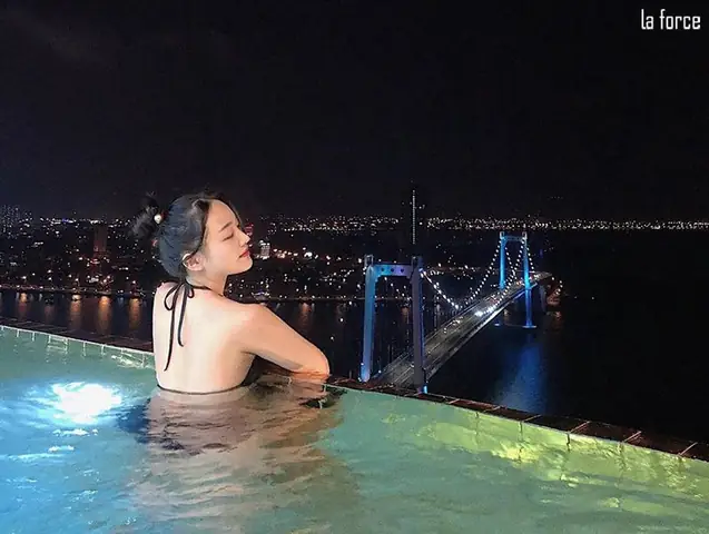Nhìn Xa Xăm Sang Một Hướng Khác Nhìn Xa Xăm Sang Một Hướng Khác