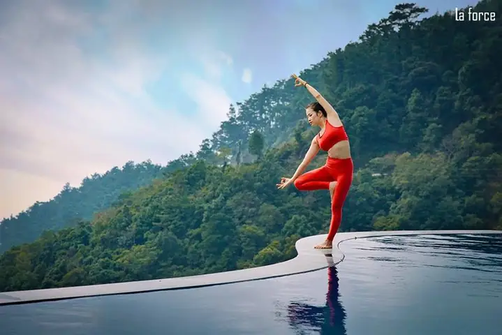 Tạo Dáng Tập Yoga Bên Bể Bơi Tạo Dáng Tập Yoga Bên Bể Bơi