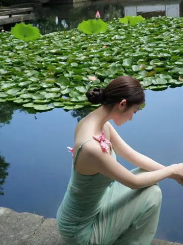 Đầm Hai Dây Ôm Sát Đầm Hai Dây Ôm Sát