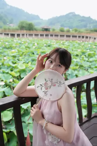Áo Cổ Yếm + Quạt Tròn Cầm Tay Áo Cổ Yếm + Quạt Tròn Cầm Tay