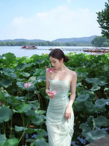 Đầm Hai Dây Ôm Sát Đầm Hai Dây Ôm Sát