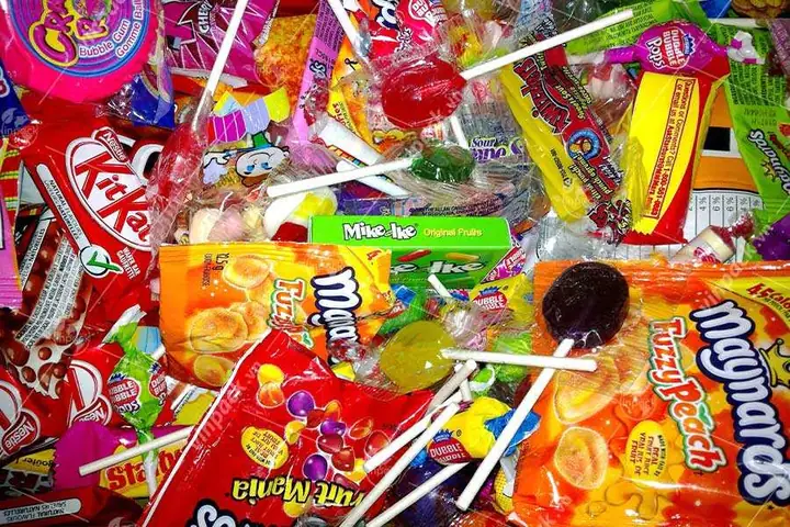Hành Khách Có Được Mang Bánh Kẹo Lên Máy Bay Không?