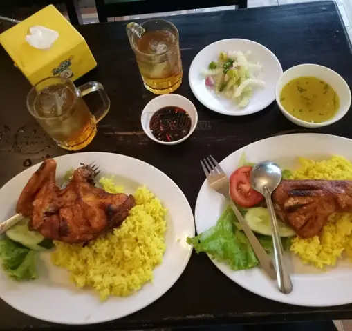 #6. Cơm Gà Hoàng Yến