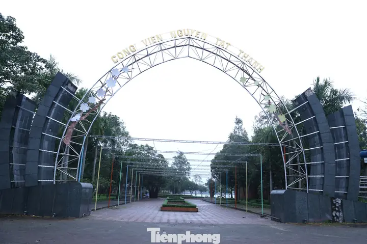 Công Viên Nguyễn Tất Thành Được Thành Lập Ngày 16/10/1985, Trong Đó Khu Tượng Đài Bác Hồ Và Tuổi Trẻ Là Biểu Tượng Của Công Viên Nguyễn Tất Thành Được Xây Dựng Nhân Kỷ Niệm 100 Năm Ngày Sinh Chủ Tịch Hồ Chí Minh. Công Trình Có Diện Tích Trên 8ha (gồm 5 Ha Mặt Đất Và 3 Ha Mặt Nước). Công Viên Nguyễn Tất Thành Được Thành Lập Ngày 16/10/1985, Trong Đó Khu Tượng Đài Bác Hồ Và Tuổi Trẻ Là Biểu Tượng Của Công Viên Nguyễn Tất Thành Được Xây Dựng Nhân Kỷ Niệm 100 Năm Ngày Sinh Chủ Tịch Hồ Chí Minh. Công Trình Có Diện Tích Trên 8ha (gồm 5 Ha Mặt Đất Và 3 Ha Mặt Nước).