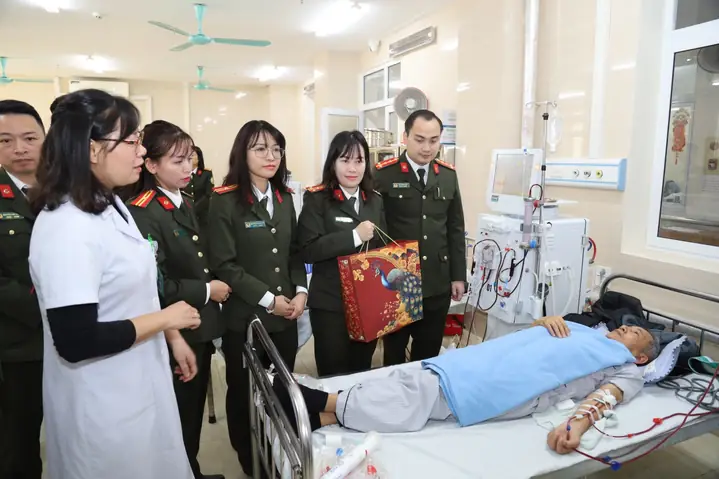 Công An Cửa Khẩu Cảng Hàng Không Quốc Tế Nội Bài Thăm Hỏi, Tặng Quà Và Chúc Tết Bệnh Nhân Tại Bệnh Viện 19-8 Công An Cửa Khẩu Cảng Hàng Không Quốc Tế Nội Bài Thăm Hỏi, Tặng Quà Và Chúc Tết Bệnh Nhân Tại Bệnh Viện 19-8