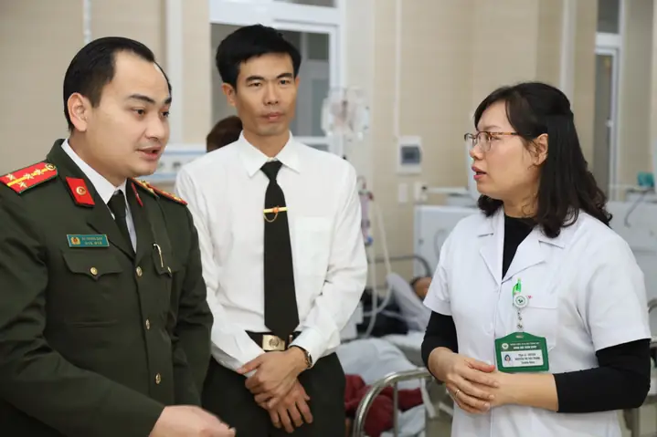 Công An Cửa Khẩu Cảng Hàng Không Quốc Tế Nội Bài Thăm Hỏi, Tặng Quà Và Chúc Tết Bệnh Nhân Tại Bệnh Viện 19-8 Công An Cửa Khẩu Cảng Hàng Không Quốc Tế Nội Bài Thăm Hỏi, Tặng Quà Và Chúc Tết Bệnh Nhân Tại Bệnh Viện 19-8