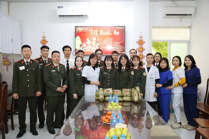 Công An Cửa Khẩu Cảng Hàng Không Quốc Tế Nội Bài Thăm Hỏi, Tặng Quà Và Chúc Tết Bệnh Nhân Tại Bệnh Viện 19-8 Công An Cửa Khẩu Cảng Hàng Không Quốc Tế Nội Bài Thăm Hỏi, Tặng Quà Và Chúc Tết Bệnh Nhân Tại Bệnh Viện 19-8