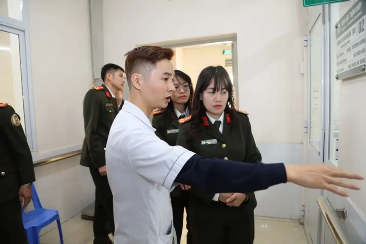 Công An Cửa Khẩu Cảng Hàng Không Quốc Tế Nội Bài Thăm Hỏi, Tặng Quà Và Chúc Tết Bệnh Nhân Tại Bệnh Viện 19-8 Công An Cửa Khẩu Cảng Hàng Không Quốc Tế Nội Bài Thăm Hỏi, Tặng Quà Và Chúc Tết Bệnh Nhân Tại Bệnh Viện 19-8