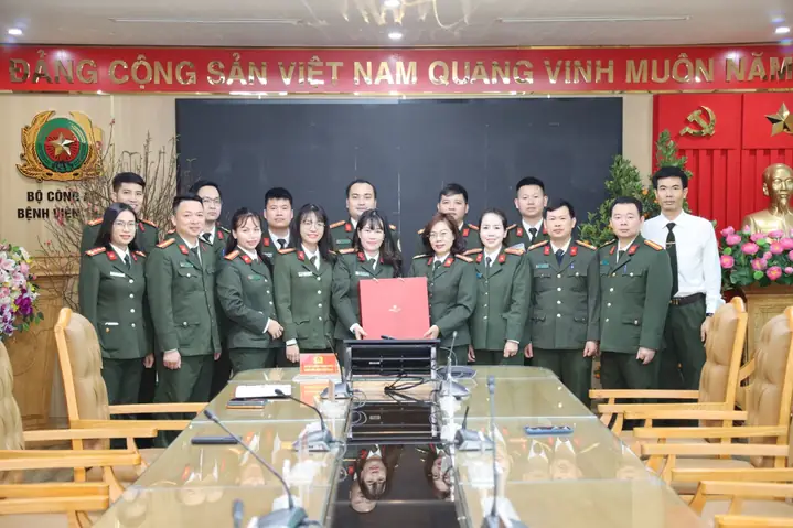 Công An Cửa Khẩu Cảng Hàng Không Quốc Tế Nội Bài Thăm Hỏi, Tặng Quà Và Chúc Tết Bệnh Nhân Tại Bệnh Viện 19-8 Công An Cửa Khẩu Cảng Hàng Không Quốc Tế Nội Bài Thăm Hỏi, Tặng Quà Và Chúc Tết Bệnh Nhân Tại Bệnh Viện 19-8