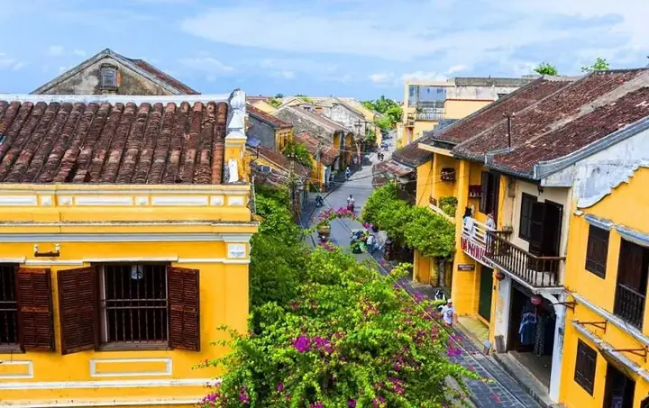 Hội An: Lãng Mạn Ánh Đèn Lồng Dưới Mưa Bay