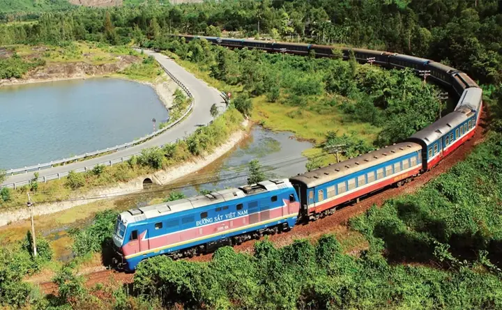 Trải Nghiệm Du Lịch Nha Trang Bằng Tàu Hoả, Khám Phá Cung Đường Biển Xinh Đẹp