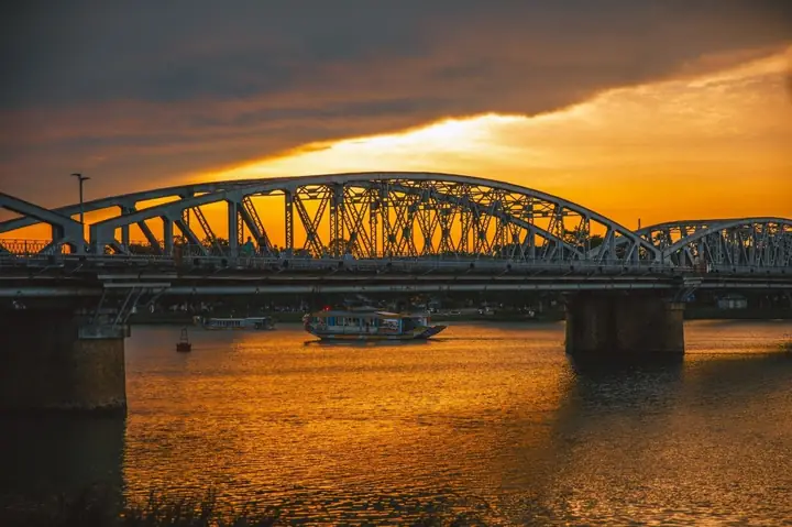 Trải Nghiệm Độc Đáo: Đi Du Thuyền Sông Hương Về Đêm